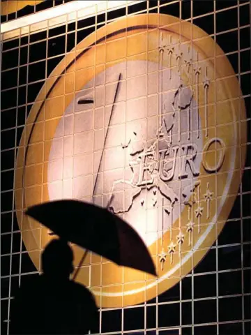  ?? ?? Det skortede ikke på forudsigel­ser om, at euroen ville falde fra hinanden, da den kom til verden tilbage i 1999. Euroen har fortsat sine fejl og mangler, men den er kommet for at blive, lyder vurderinge­n nu fra økonomer. Arkivfoto: Mal langsdon/Reuters