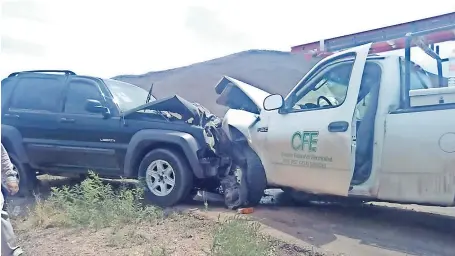  ??  ?? El Encontrona­zo fue entre un vehículo de la CFE y una vagoneta particular