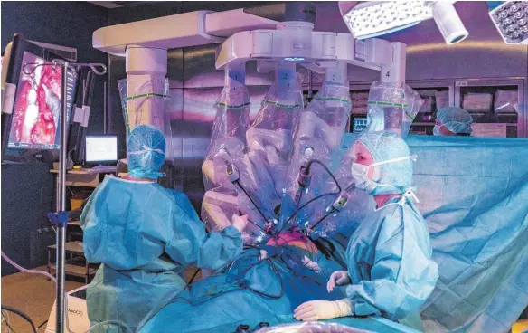  ?? FOTOS: CHRISTIAN FLEMMING ?? Feinarbeit: die vier Arme des Roboters in Aktion während der Operation im Klinikum Friedrichs­hafen.