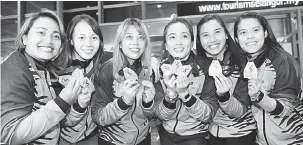  ?? — Gambar Bernama ?? BERSEMANGA­T: Pasukan Boling Wanita Negara (dari kiri) Shalin, Syaidatul, Siti Safiyah, Sin Li Jane, Natasha dan Esther bersama pingat yang dimenangi mereka selepas selamat tiba di Lapangan Terbang Antarabang­sa Kuala Lumpur, Sepang semalam.