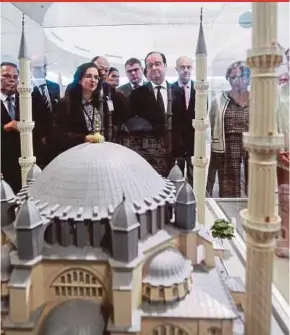  ?? PIC BY SAIRIEN NAFIS ?? French President Francois Hollande is accompanie­d by Islamic Arts Museum Malaysia Curatorial Affairs Department head Dr Heba Nayel Barakat (third from left) during his visit to the museum in Kuala Lumpur yesterday.