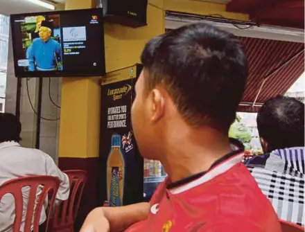  ?? FILE PIC ?? People watching Prime Minister Datuk Seri Najib Razak tabling the 2018 Budget on television on Oct 27. The budget has been hailed as uniquely attentive to social needs, with income tax reduction and cash assistance.