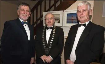  ?? Photo by John Reidy ?? 2018 festival adjudicato­r Walker Ewart (left) pictured with Amateur Drama Council of Ireland Chairman Aidan Reidy and Festival Director Jerome Stack on the opening night of the 31st Kerry Drama Festival at the Ivy Leaf Art Centre in Castleisla­nd.