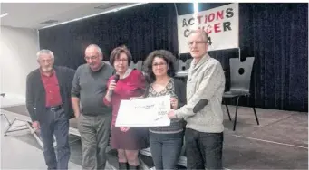  ??  ?? De gauche à droite, Serge Croix, vice-président d’action Cancer 44, Bernard Simon, président, Martine Amiot, médecin, Chantal Moreau, médecin et Michel Lerouzeau, bénévole Nantes