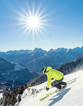  ??  ?? Sugli sci A breve inizierà la stagione invernale, ma le incognite sono ancora molte