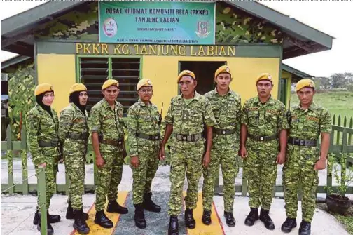  ?? PIC BY KHAIRULL AZRY BIDIN ?? Rela member Abd Rahim K.K. Hain (fourth from right) with other members at the Rela community service centre in Tanjung Labian, Lahad Datu, yesterday.