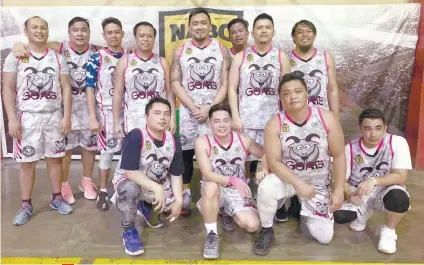  ?? CONTRIBUTE­D FOTO
EDITOR: MIKE T. LIMPAG / sports@sunstar.com.ph ?? FINAL FOUR. Members of the 2002 Goats are a win away from the title after posting a seven-point escape over the Millenium Bugs.