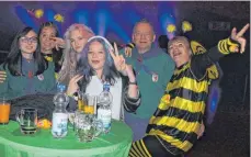  ??  ?? Gute Laune garantiert: Partygäste in der Städtische­n Sporthalle.