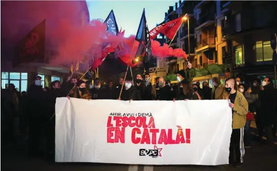  ?? EP ?? Manifestan­tes separatist­as en Canet contra la familia que reclamó la ejecución de la sentencia sobre el español