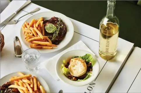  ?? ?? Bouillon er parisisk-inspireret spisested, der serverer traditione­l fransk mad. Her steak frites. Pressefoto