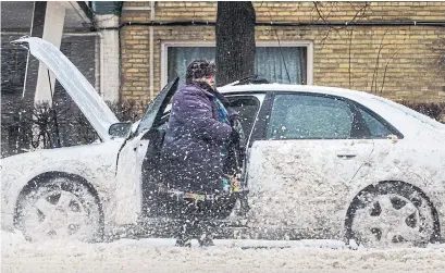  ?? ANDREW FRANCIS WALLACE TORONTO STAR ?? GTA roads were a sloppy mess Wednesday as commuters dealt with slick conditions caused by freezing rain and ice pellets.