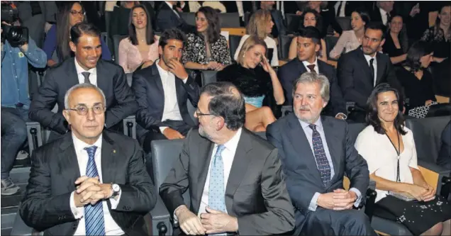  ??  ?? CONFIDENCI­AS. En primera línea, Blanco, Rajoy, Méndez de Vigo e Isabel Fernández. El presidente charla con Rafa Nadal y, al lado, Marc López, Mireia, Toro y Craviotto.