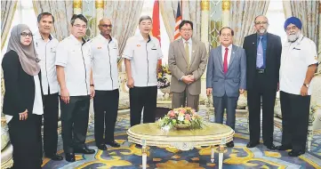  ?? — Photo by Penerangan ?? Abang Johari (fourth right), Mah (fifth right) and Uggah (third right) are joined by Mah’s delegation for a group photo.