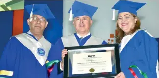  ?? JUAN VALENZUELA ?? El ministro Francisco Domínguez Brito recibe el Honoris Causa.