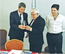  ??  ?? El gobernador Uñac habló en el Seminario UCI en Panamá.