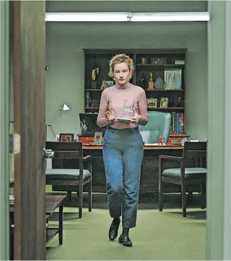  ?? [ Polyfilm ] ?? Julia Garner brilliert als Sekretärin, die lernt, dass Wegschauen zu ihrer Jobbeschre­ibung gehört.