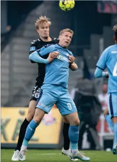 ?? FOTO: BO AMSTRUP/ RITZAU SCANPIX ?? Randers FC’s Emil Riis Jakobsen i kamp med AGF’s Frederik Tingager ( bagerst).