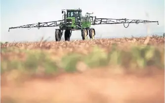  ??  ?? Control. Es importante realizar una determinac­ión seria del remanente de producto en el tanque de la máquina por lo menos una vez por cada nueva mezcla que se hace, sostienen los expertos.