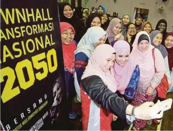  ??  ?? Deputy Tourism and Culture Minister Datuk Mas Ermieyati Samsudin (second from left) taking selfies with youth at a TN50 townhall in Masjid Tanah, Melaka recently. TN50 will chart the next 30 years of the nation’s social and economic goals.