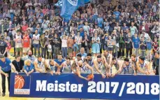  ?? FOTO: HORST HÖRGER ?? Die Krönung einer überragend­en Saison: Vor den jubelnden Fans auf der voll besetzten Haupttribü­ne werden die Elchinger Scanplus-Baskets als Meister der ProB ausgezeich­net.