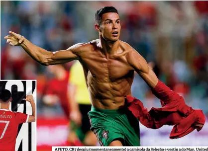  ??  ?? AFETO. CR7 despiu (momentanea­mente) a camisola da Seleção e vestiu a do Man. United