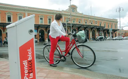  ??  ?? Le nuove generazion­i pugliesi sono maggiormen­te sensibili all’uso delle due ruote. Bambini e ragazzi fino a 34 anni hanno usato abitualmen­te la bici per andare a scuola o all’università 1,7 volte su 100. Ma su scala nazionale la tendenza è tutt’altro...