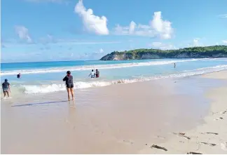  ?? ?? Los aventurero­s terminan la travesía con un chapuzón en la Playa Macao.