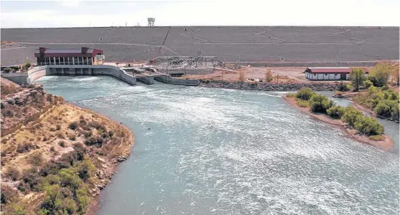 ?? ARCHIVO LA NUEVA. ?? EL DIQUE Casa de Piedra, un ejemplo exitoso de regulación aguas arriba del río Colorado. Paso Alsina sería un segundo regulador, pero aguas abajo.