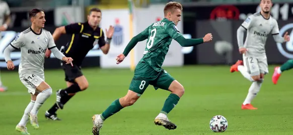  ?? ?? Dinamismo Un affondo di Mateusz Praszelik arrivato al Verona dallo Slask Wroclaw, oggi quattordic­esimo nella serie A polacca