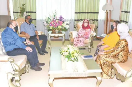  ?? — Penerangan photo ?? Juma’ani (centre) with her visitors during the courtesy call.