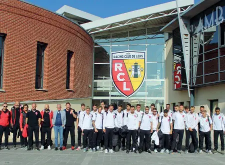  ??  ?? Aria di casa La squadra del Padova davanti all’impianto sportivo del Lens: oggi la prestigios­a amichevole