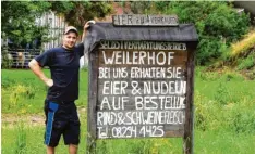  ??  ?? Andreas Reif setzt auf dem Weilerhof auf Selbstverm­arktung. Das große Schild am Hofeingang hat er selbst gemalt.