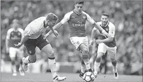  ??  ?? Alexis Sánchez van Arsenal probeert langs zijn tegenstand­er te gaan. (Foto: Nusport)