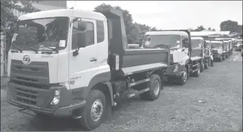  ?? (Richard Malihan photo) ?? Negros Occidental Governor Alfredo Marañon, Jr. yesterday led the inspection of nearly P85 million worth of dump trucks recently acquired by the provincial government. The trucks will be used for different provincial government projects.