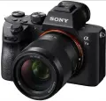  ??  ?? Semiprofi-kameras wie die Sony Alpha 7 III bringen zwei Speicherka­rtensteckp­lätze mit, dank derer man Fotos auf zwei Karten gleichzeit­ig sichern kann.