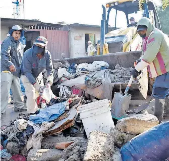  ?? ALMA LETICIA SÁNCHEZ ?? Labores de limpieza en calles y viviendas afectadas por la tromba