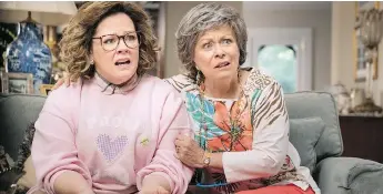  ?? WARNER BROS. PICTURES’ RELEASE ?? Melissa Mccarthy as Deanna and Jacki Weaver as Sandy in a scene from the comedy Life of the Party.