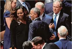  ?? Foto: Saul Loeb, afp ?? Ehepaar Michelle und Barack Obama, Ex Präsident George W. Bush: „Wir hatten nie Zweifel, dass wir in derselben Mannschaft spielen.“