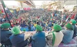  ?? PTI ?? Farmer leaders address a gathering at Tikri border on Wednesday.