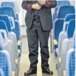  ?? FOTO: DPA ?? Schaffner im Regionalzu­g: Der Anzug sitzt.