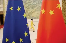  ??  ?? Punti di incontro.
La bandiera della Ue e quella cinese nel complesso statale di Diaoyutai, a Pechino
REUTERS