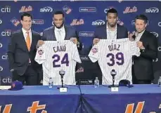  ?? /TWITTER SNY ?? Las dos estrellas con su nueva franela, acompañado­s por directivos de los Mets, quienes van por más.