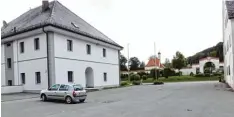  ?? Foto: Karin Marz ?? Den Platz vor dem Rathaus kann die Gemeinde Langenneuf­nach nun umgestalte­n, da der Förderantr­ag genehmigt wurde.