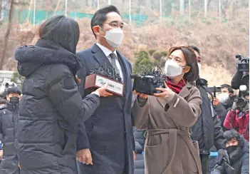  ?? — AFP photo ?? Lee Jae-yong (centre) arrives at a court for a trial in his bribery scandal involving former South Korean president Park Geun-hye in Seoul.