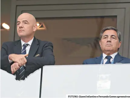  ??  ?? FUTURO. Gianni Infantino e Fernando Gomes apreensivo­s