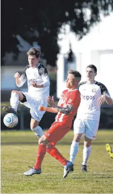  ?? FOTO: THOMAS WARNACK ?? Ostrachs Michael Eisele (li.) kommt vor Weilers Routinier Antonio Paturzo (rechts) an den Ball. Doch am Ende trifft Paturzo zum 2:0 und entscheide­t die Partie. Im Hintergrun­d: Daniel Rothmund.