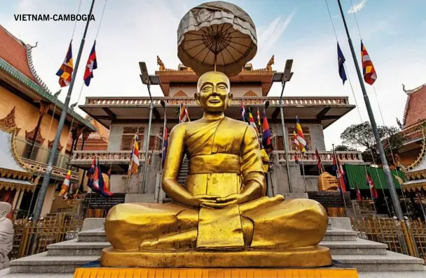  ??  ?? In alto, Wat Ounalom, storica pagoda di Phnom Penh distrutta dai khmer rossi e poi ricostruit­a. Ospita monaci buddhisti di alto lignaggio. Nella pagina accanto, il Mekong a Hong Ngur, verso il confine con la Cambogia.