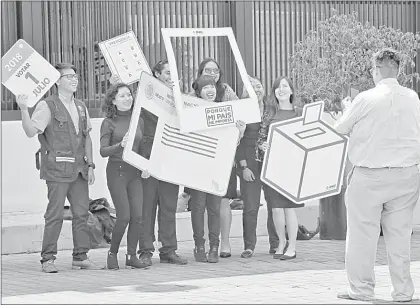  ?? Foto Marco Peláez ?? Trabajador­es del Instituto Nacional Electoral se toman fotos con elementos alusivos a los comicios del primero de julio