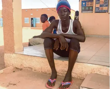 ?? Fotos: Kristin Palitza/dpa ?? Der 27 jährige Ibrahim Sorry aus Gambia hat in libyschen Lagern viele Menschen sterben sehen und einen drei Monate währen den Albtraum aus Gefangensc­haft, Erpressung und brutaler Folter erlebt.
