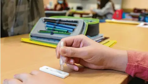  ??  ?? Präsenzunt­erricht, aber nur mit negativem Corona‰Test: Ab kommendem Montag herrscht Testpflich­t an den bayerische­n Schulen.
Symbolfoto: Ronny Hartmann, dpa